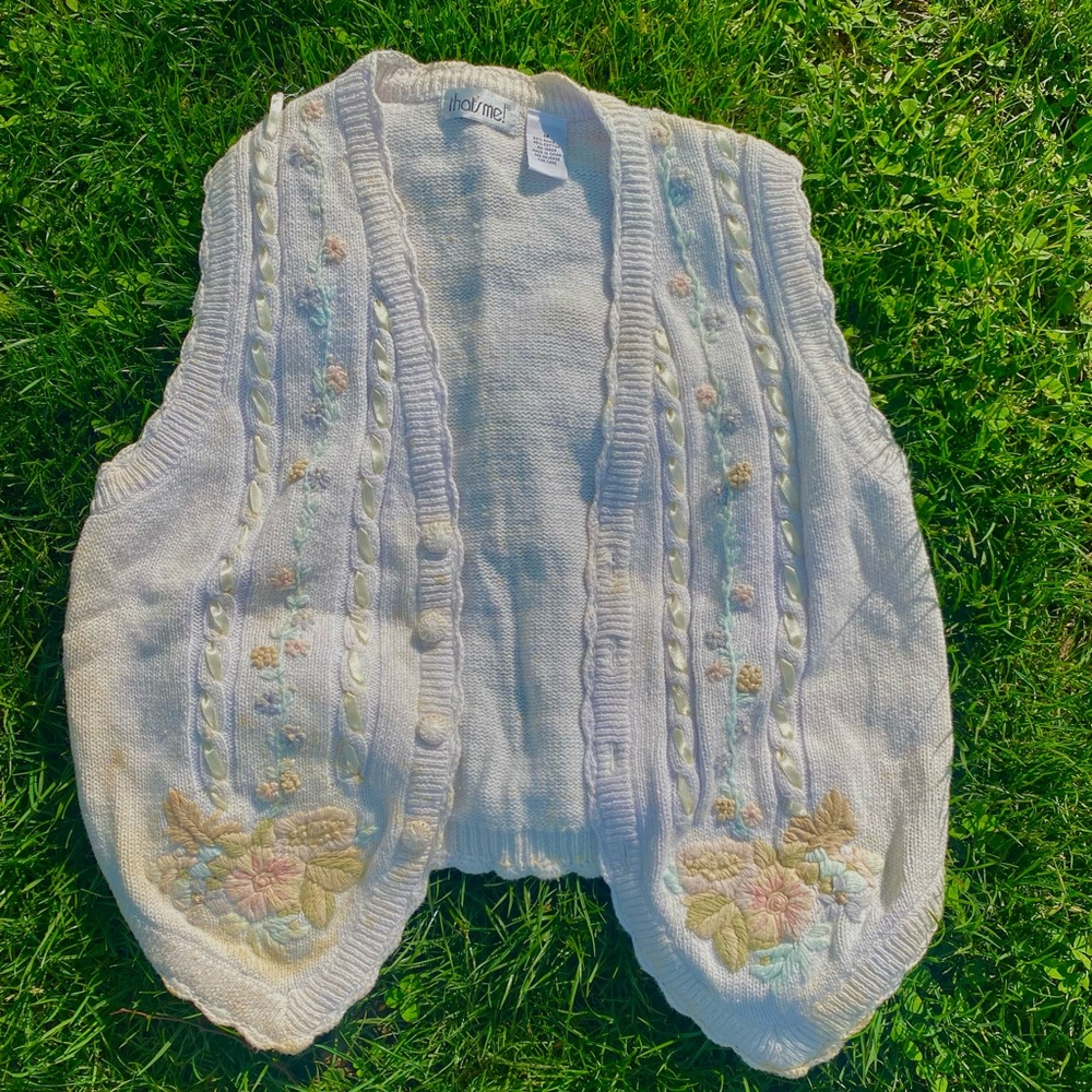 THATS ME VINTAGE EMBROIDERED KNIT SWEATER VEST BUTTON UP